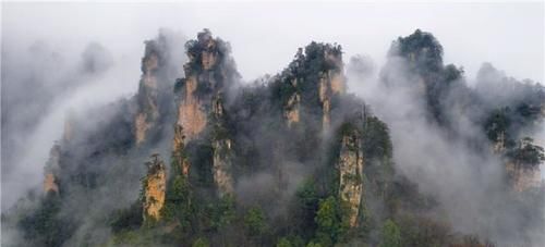 张家界水绕四门景区云雾缭绕，仙