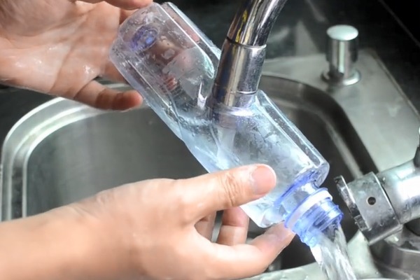 水龙头上套一个塑料瓶，作用太厉害了，一年能帮家里省不少钱！