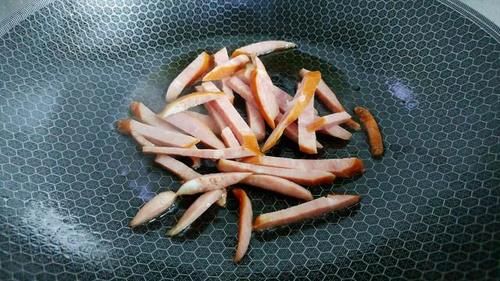 人称|11月，吃此菜当季，人称“维他命蔬菜”，对肠胃好，不懂吃可惜