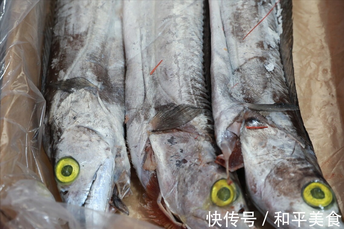 炸带鱼|炸带鱼用面粉还是淀粉酒店大厨教你一招，带鱼外焦里嫩还不腥