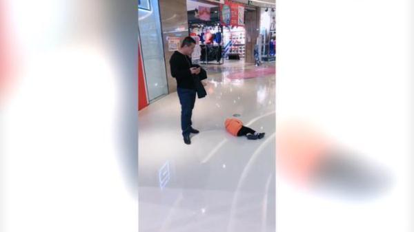 父母|女儿商场撒泼打滚,爸爸被气得头大,父女僵持3小时,网友笑翻
