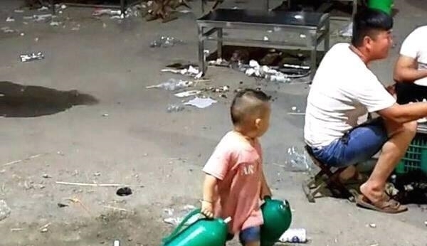 小家伙|老爸开烧烤摊,4岁儿子每次来店里,营业额都会翻倍为什么?