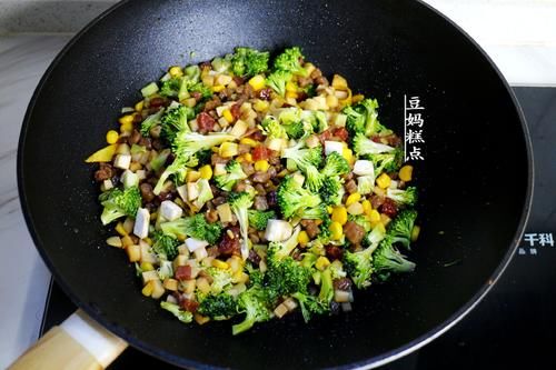 懒得做饭，就这样焖一锅好了，有菜有饭适合全家老小