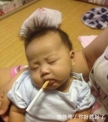 熊爸爸|熊爸爸带孩子: 当宝宝穿上熊爸爸的衣服之后,还是有模有样的