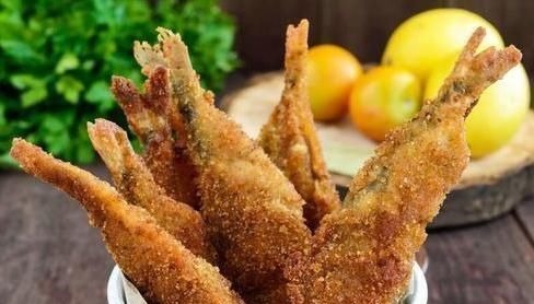 炸鱼时,裹面粉还是裹淀粉?都不对,教你正确方法,外酥里嫩