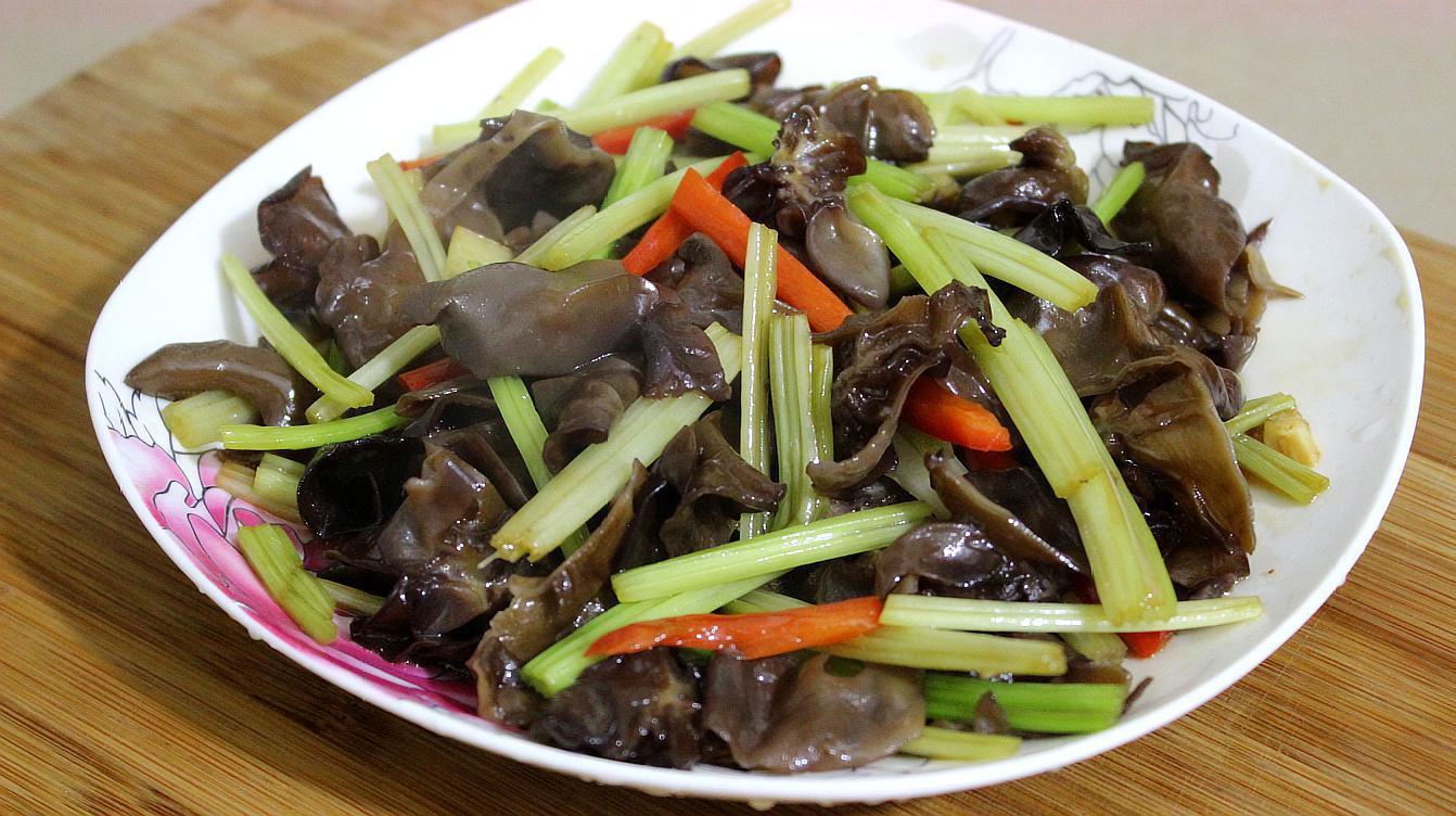 教你爽口美味的芹香木耳拌豆腐，好吃易做又有营养，家里人都爱吃