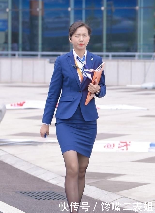 蓝色职业装搭配高跟鞋和黑色丝袜,散发出优雅的职业女性气质