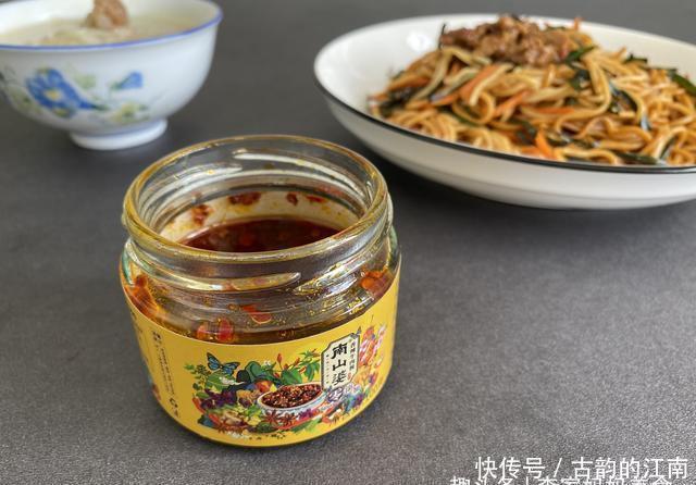 营养|1个人吃饭,我从不点外卖,荤素搭配营养足,网友:认真吃饭真好