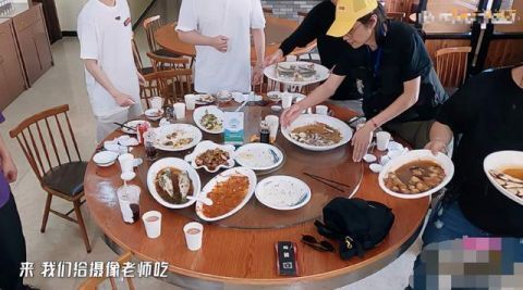 鹿晗|鹿晗黄渤邓超陈赫四人点八道菜吃不完，看到剩菜处理方式：冷血
