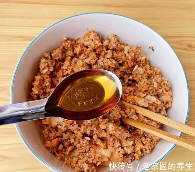 香菇鸡肉馄饨,薄皮大馅,汤鲜肉嫩!