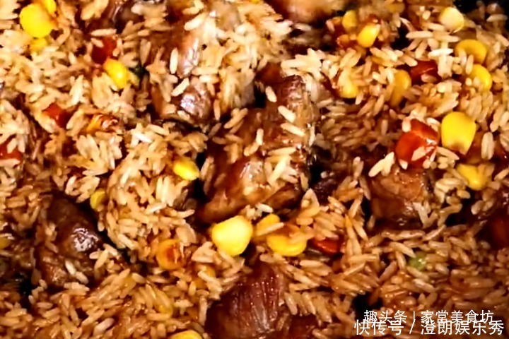 把排骨|夏天,米饭和排骨一锅出,鲜香入味又解腻,上桌全家抢着吃,过瘾
