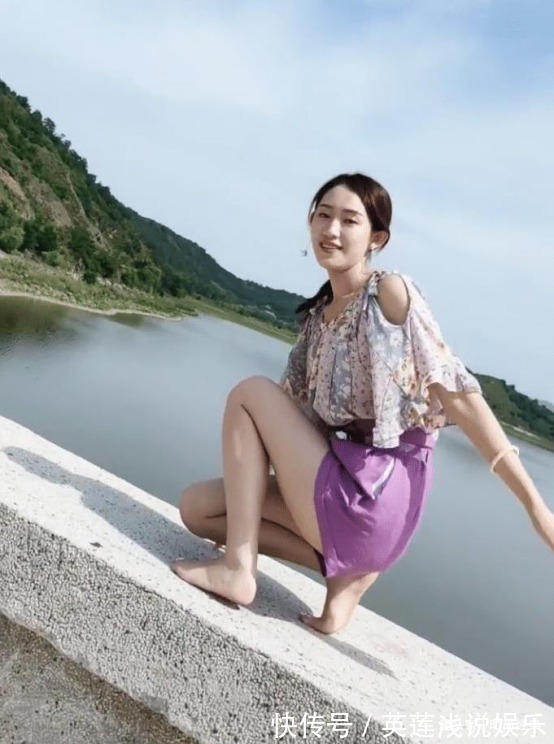 美质感 美丽小姐姐淡雅脱俗,气质聪慧,十分的性感!