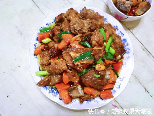 妈妈的做法|晒晚餐妈妈做的三个菜,说出价格后,朋友圈评论都满了,真舍得吃