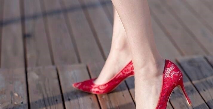 脚部 蕾丝高跟鞋的性感妩媚,女神级的女人最懂