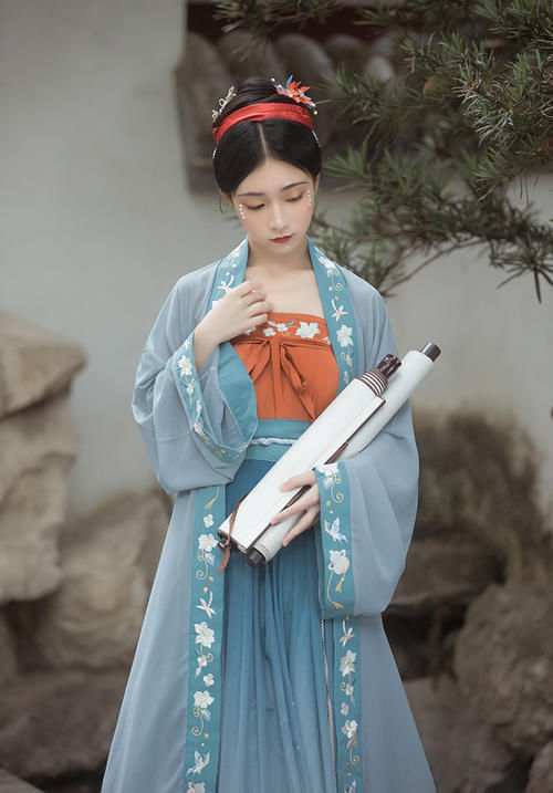 齐胸襦裙#各个朝代的代表性汉服,明制端庄,宋制优雅,你最喜欢哪一种?