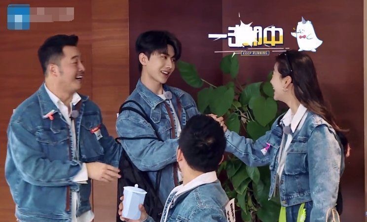 蔡徐坤出場李晨夸他瘦了，沙溢夸他帥了，但baby的贊揚(yáng)他最愛聽