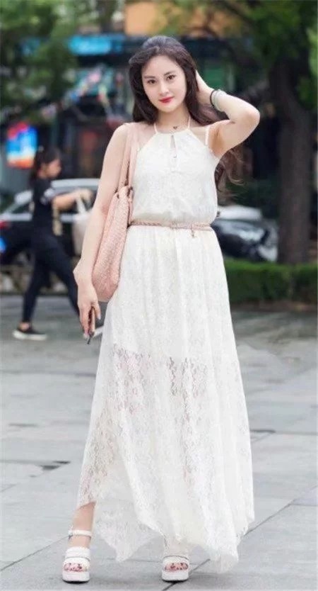 街拍：红黑姐妹花，身穿木耳长裙，展现高挑身段