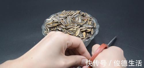 瓜子|剥瓜子有诀窍，不用手剥不用嘴嗑，一分钟就能剥一大碗，涨知识了