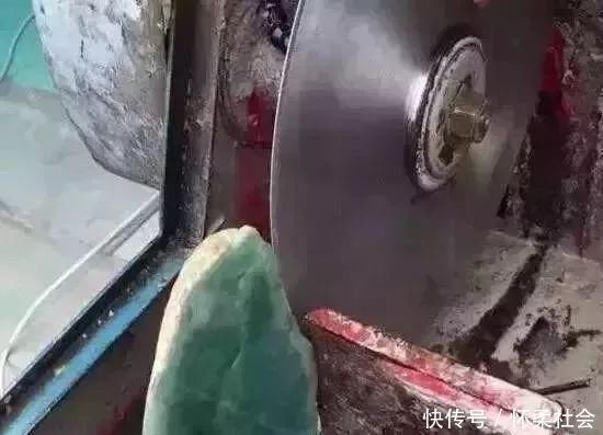 赌石|疯狂赌石,20万入手的木那翡翠原石,一刀切涨近千万