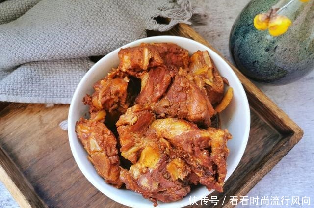 家常酱大骨好吃又秘诀,酱料千万别用错了,酱香味十足,简单易学