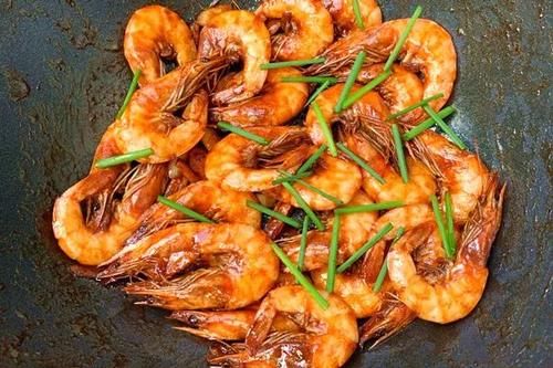 好吃到连虾壳都不放过的油焖大虾！10分钟轻松搞定，酱香浓郁 ，上桌秒光