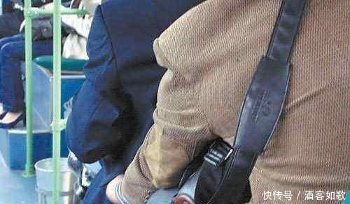 报警|8岁儿子在公车上突喊肚痛，爸爸看了却立马报警，司机是聪明娃