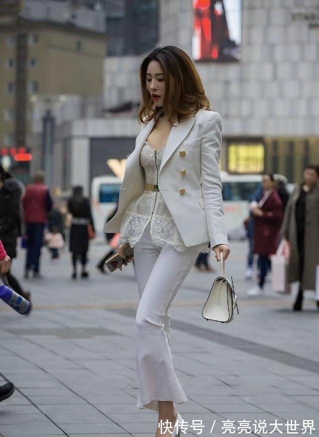卡其色 优雅洋气的瑜伽裤装扮洒脱不俗,带来姑娘仙女般的神韵,简单得体!