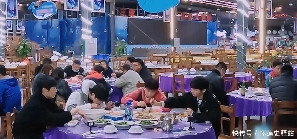 金大川委婉 王俊凯吃饭扒菜被嘲,金大川委婉提醒气氛尴尬,粉丝发长文挽尊