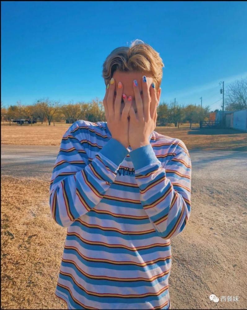 同性恋男生因涂指甲油被休学 引网友不满!25万在线请愿!