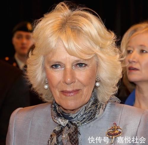 王室!卡米拉是王室隐藏的奢侈品狂魔?无奈再贵的珠宝她戴也不好看