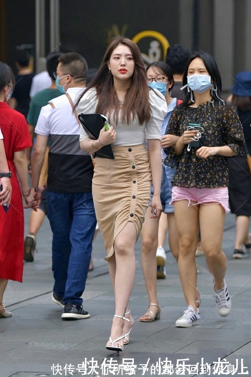 杏色 路边偶遇小姐姐,一件杏色长裙,优雅中带着一丝俏皮!