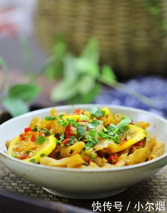 夏天鸡爪最好吃的做法,酸辣爽口入味,下酒下饭,越啃越过瘾