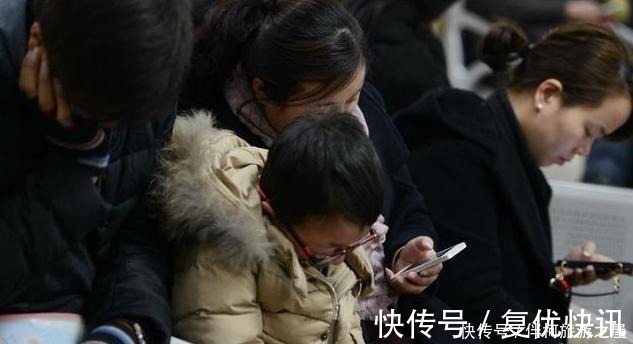 父母|孩子什么年纪用手机最好不是10岁也不是15岁,这个年纪用最好
