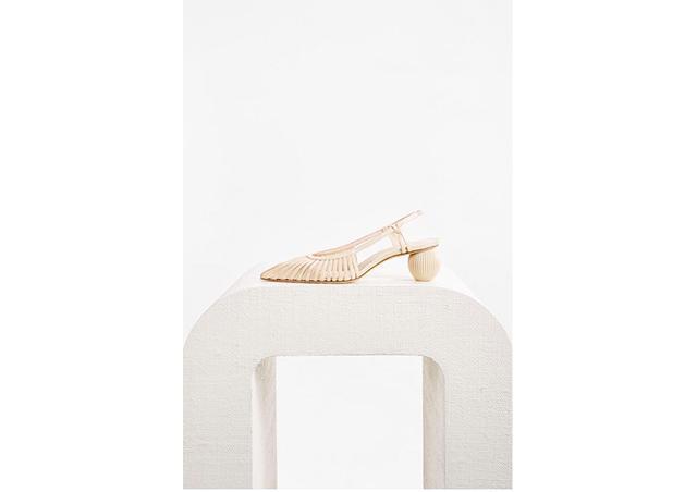 参考价格 翻了身的“土味凉鞋”,这次成了时髦精心中的C位