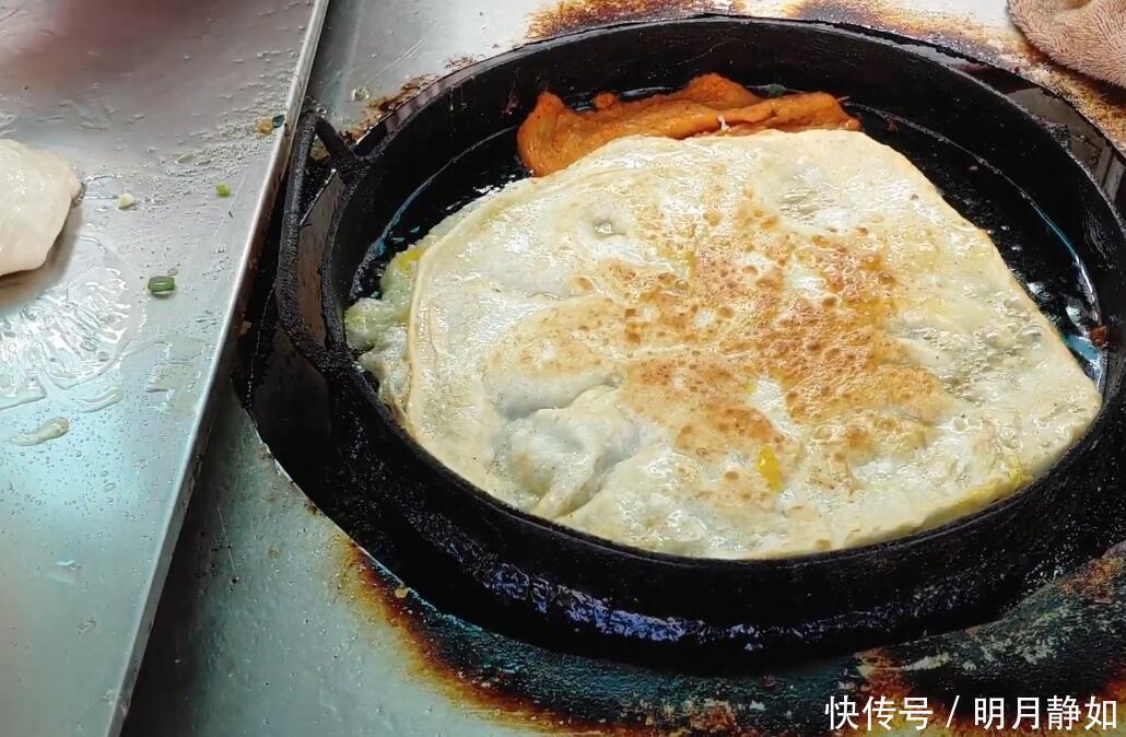 杂粮煎饼|大妈摆摊做鸡蛋饼,配菜只有三样,食客好吃到差点把舌头给吞了