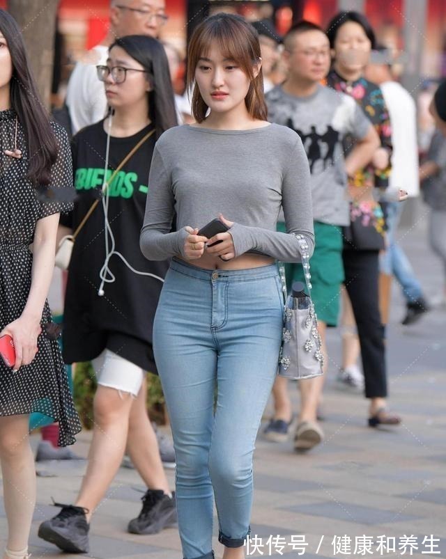 子女生 水晶粗跟高跟鞋搭配蓝色高腰打底裤,凸显女性修长身材,气质十足!