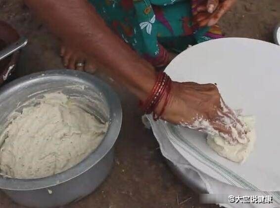 看到这位老奶奶做的饼,所有人都惊呆了
