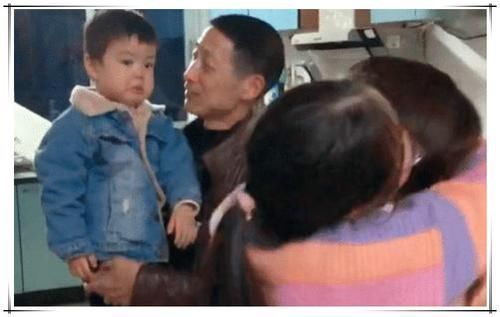 小寒|“吃醋宝宝”走红，只因妈妈多抱了一会姐姐，网友太委屈