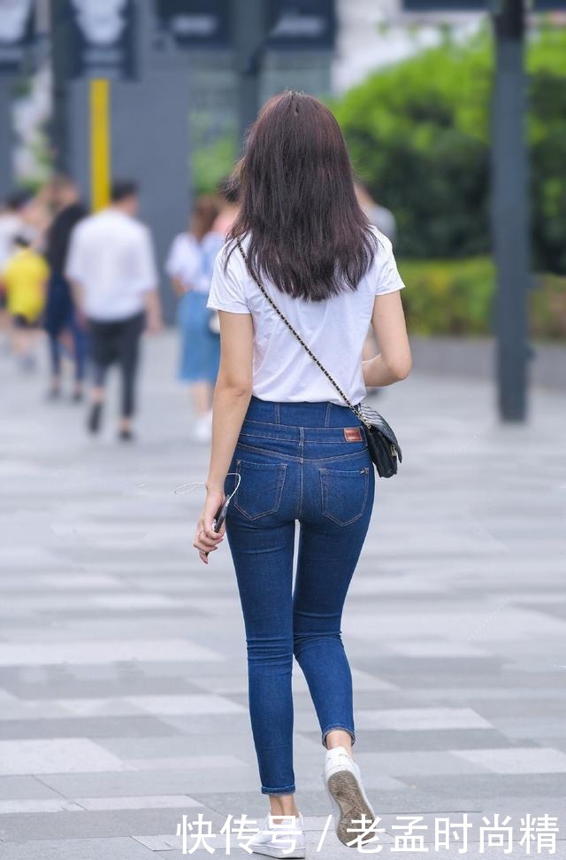 休闲|街拍:选用百搭牛仔裤,轻而易举地打造时尚休闲风,让青春展现不同的美丽