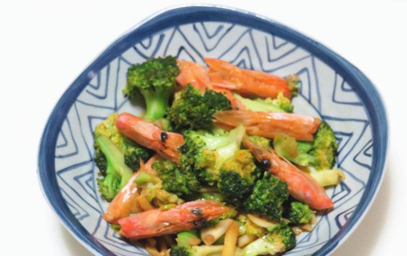 晚餐两道菜,一虾两吃,还烤了地瓜当主食,娘俩吃嗨了,舒服