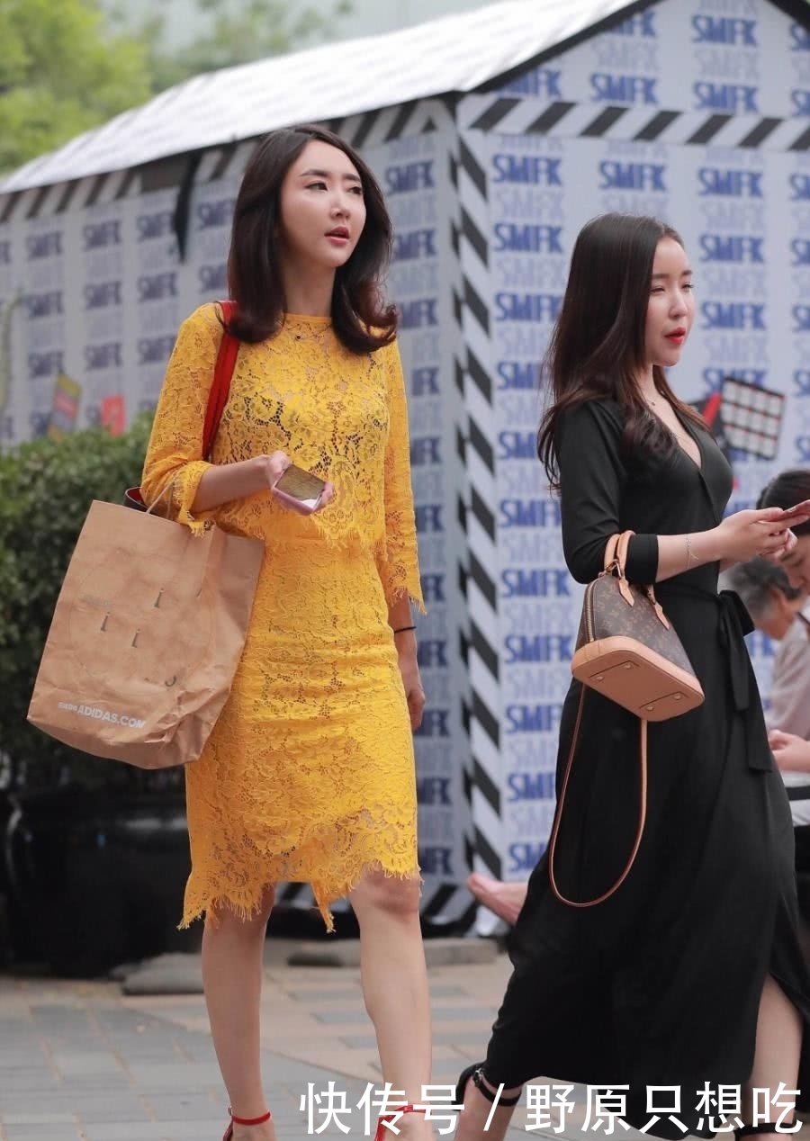 街拍:身材高挑的小姐姐身穿惊艳的黄色镂空连衣裙，充满浪漫气息
