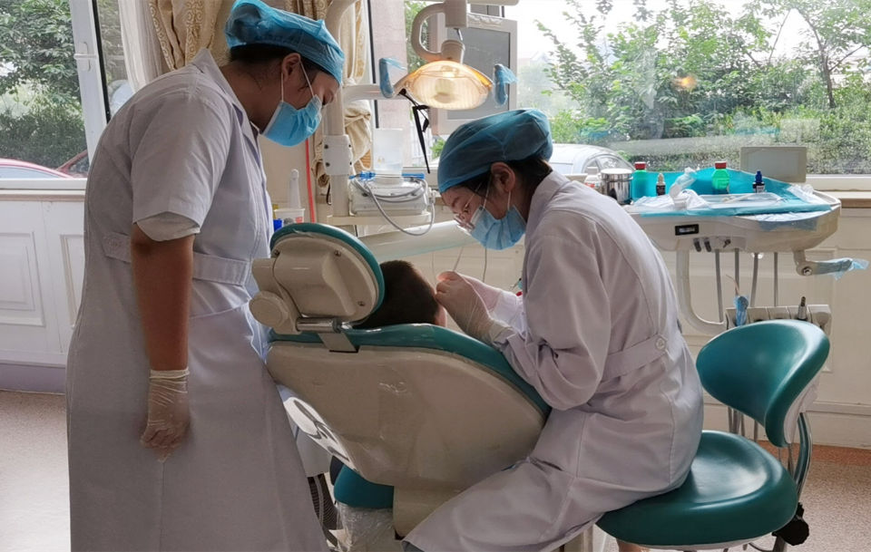 牙齿|暑期正畸添颜值，一“齐”让孩子笑得更自信