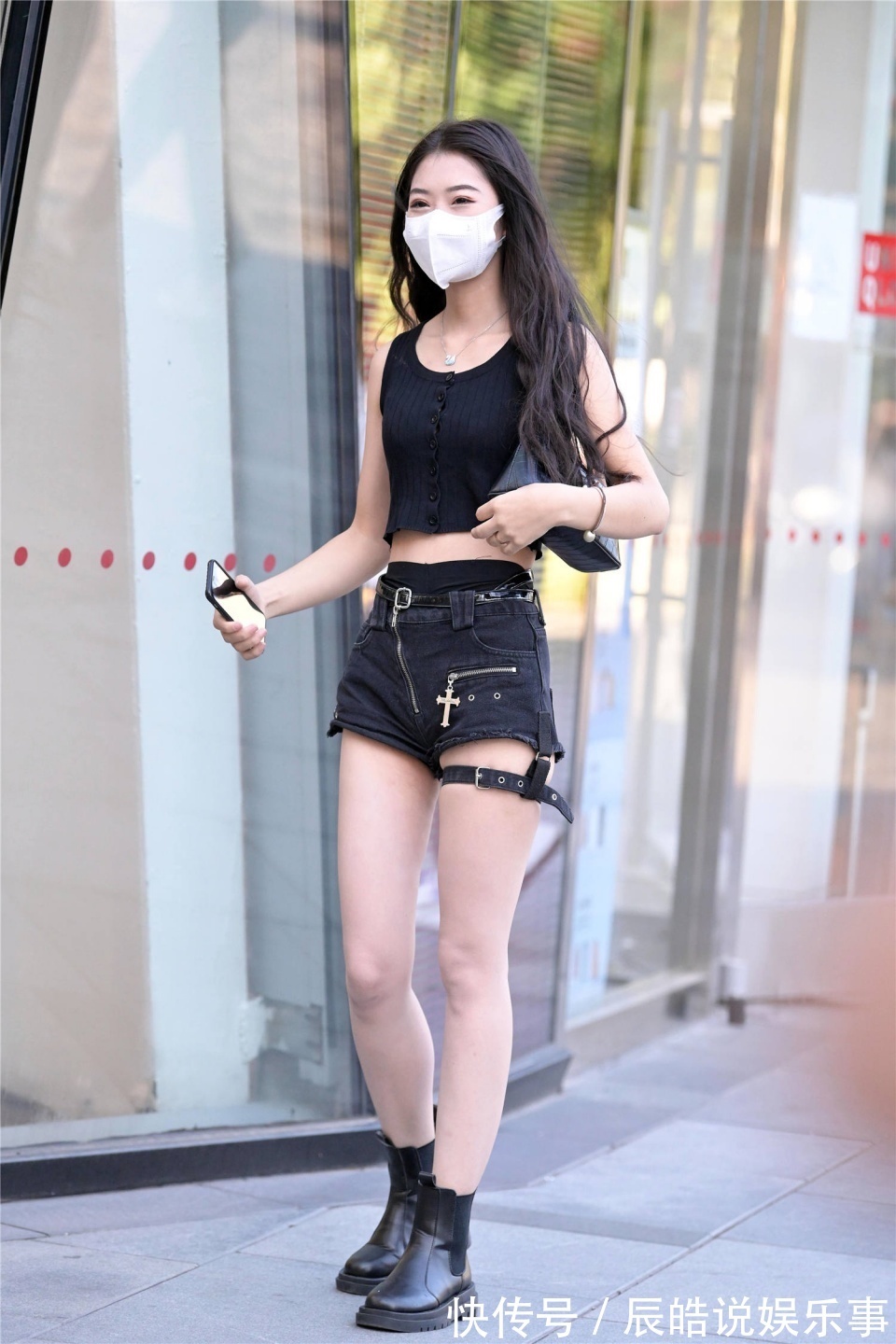 高跟鞋 美女真的是太卡哇伊了,身穿粉色卫衣搭配羽绒衣,漂亮而又精致