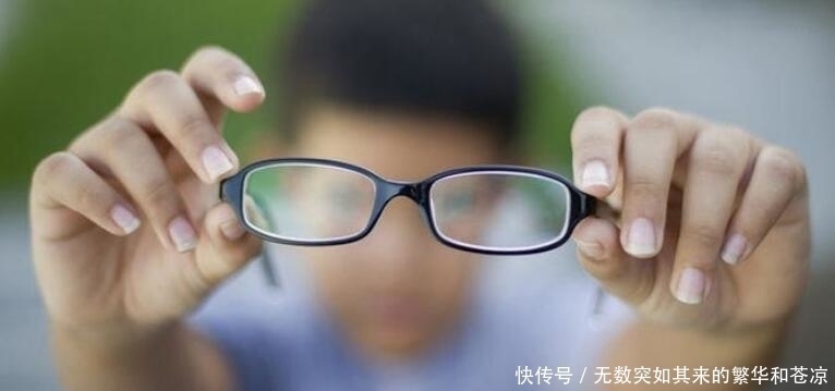 颜值|从小近视的孩子,和没近视的孩子,长大后颜值差距不止一点点