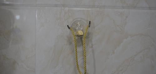 塑料瓶|塑料瓶上穿一根绳子,放在卫生间一年省下不少钱,早点知道就好了