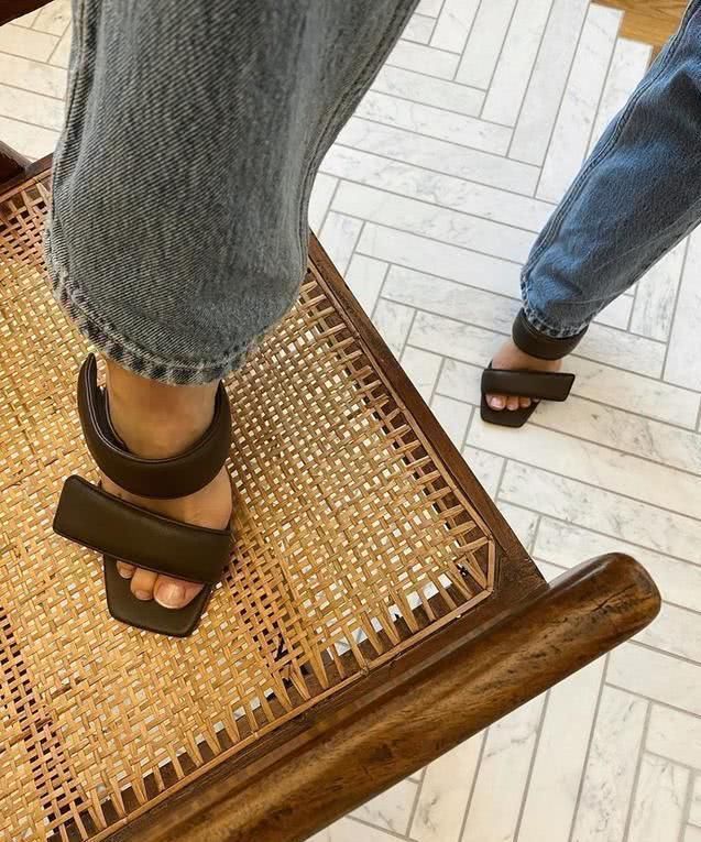 穿着|别总穿一字带凉鞋,今夏流行这些“双带”凉鞋,时髦洋气又舒适