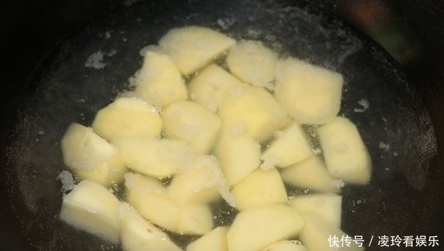 试试|土豆别再炒了,试试这样做,上桌就抢光了,好吃到爆