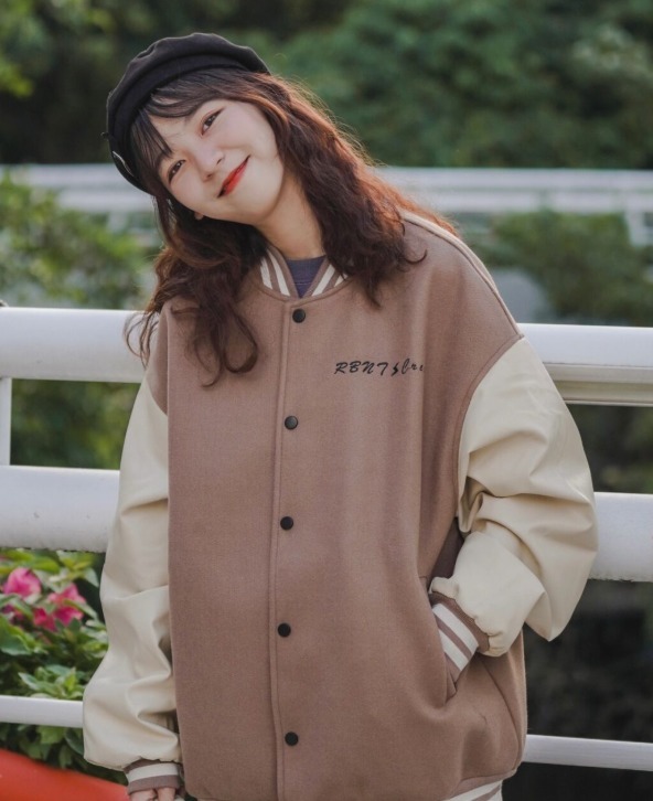 减龄|秋冬的“棒球服”怎么穿才帅气?建议搭配阔腿裤,舒适又减龄