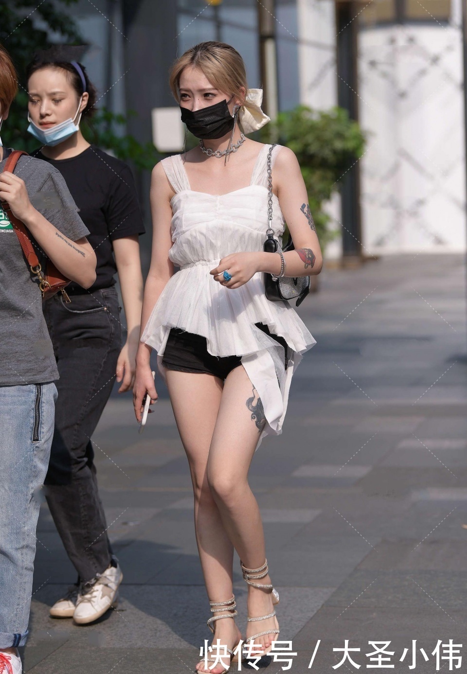 女神|美女街拍:这难道就是你们喜欢的校园女神,传说中的西南大校花?也不咋样啊