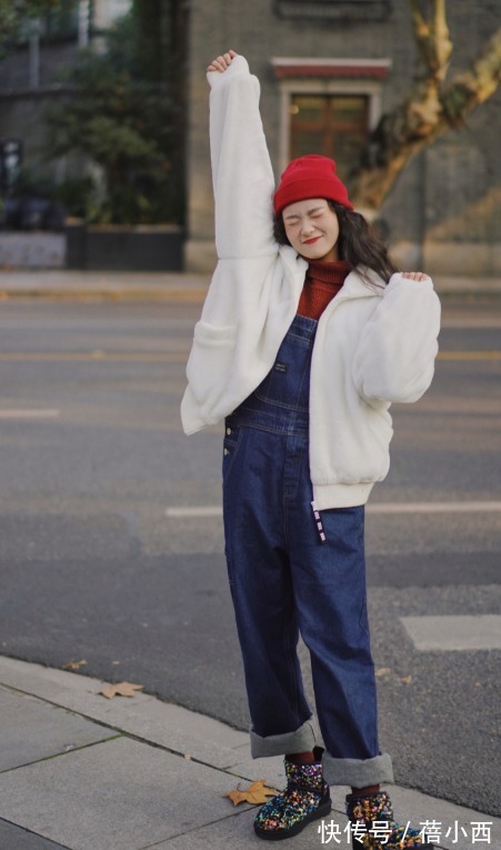 时髦 今年建议多穿羊羔毛外套,搭配卫衣、毛衣、半身裙,保暖又时髦